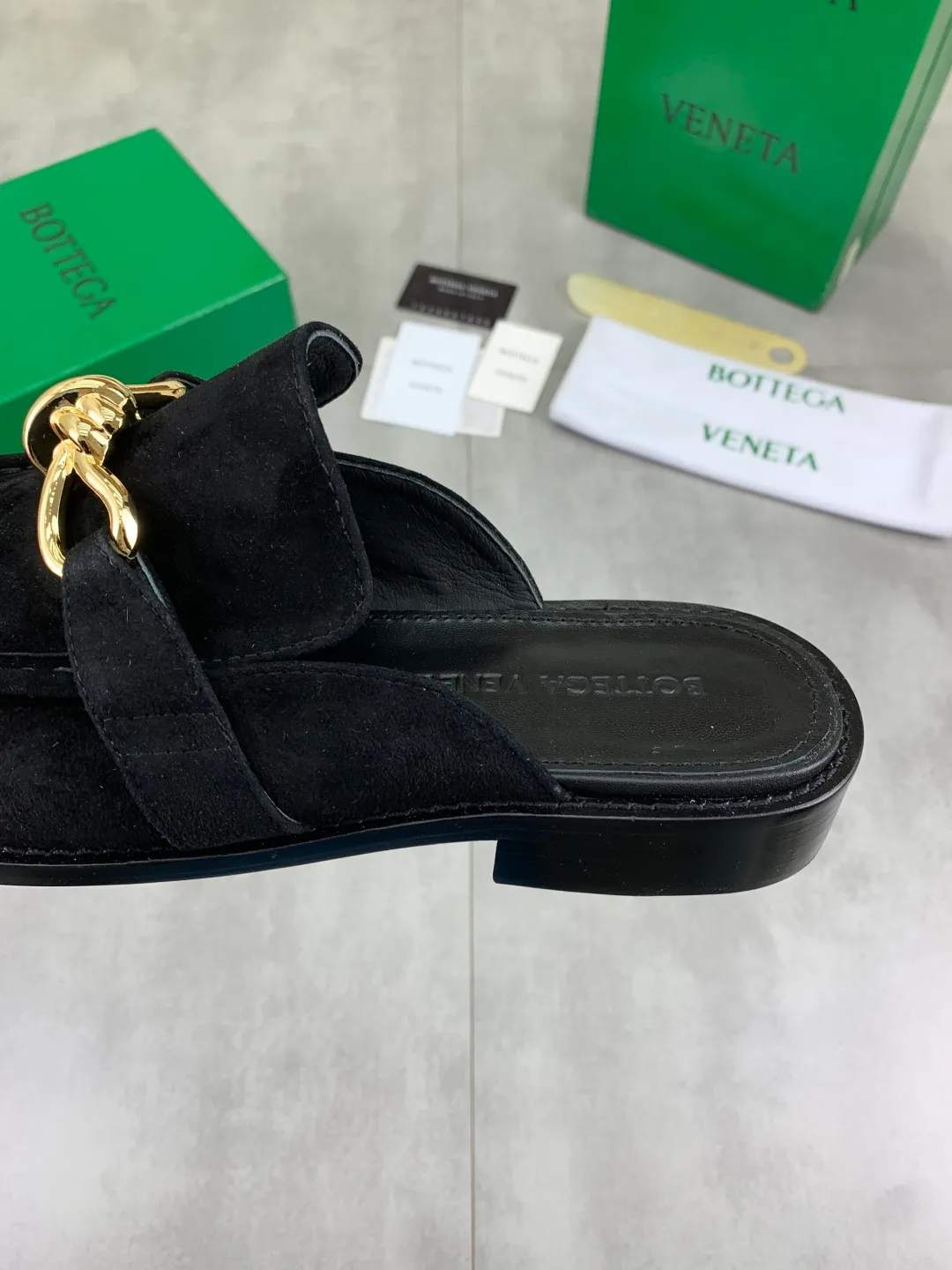 Men's shoes 💰P800 [New model] (genuine leather outsole) water-dyed cow lining 💰High-quality business couple half-slip leather shoes 💎💎💎 BOTTEGA VENETA official website synchronizes the latest top version of BV in the market, accepts material comparison, shoe type comparison, process comparison, practical and textured, versatile and suitable for any occasion, the more you look at it, the more flavorful it becomes. Purely hand-knitted craftsmanship - Upper material, calfskin imported from Italy 🇮🇹 - High-quality water-dyed cowhide lining - Original private model customized leather outsole -Size: Female 35-39 (40 ordered) Male 39-44 (38 45 can be customized) Color: Multiple colors available